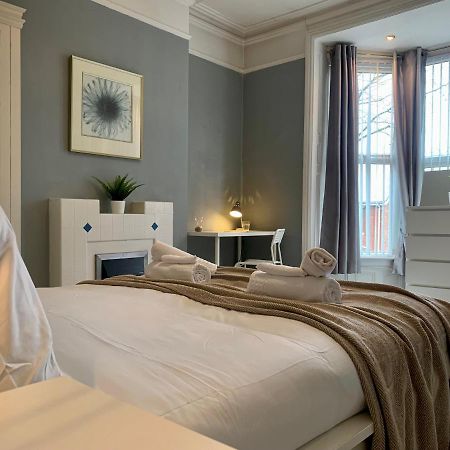 Somerford Place - 6 Beds - Sleeps 12 - Parks 2-3 Cars/Vans Willenhall Exteriör bild