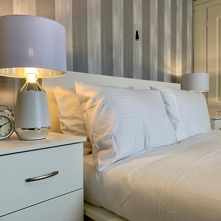 Somerford Place - 6 Beds - Sleeps 12 - Parks 2-3 Cars/Vans Willenhall Exteriör bild