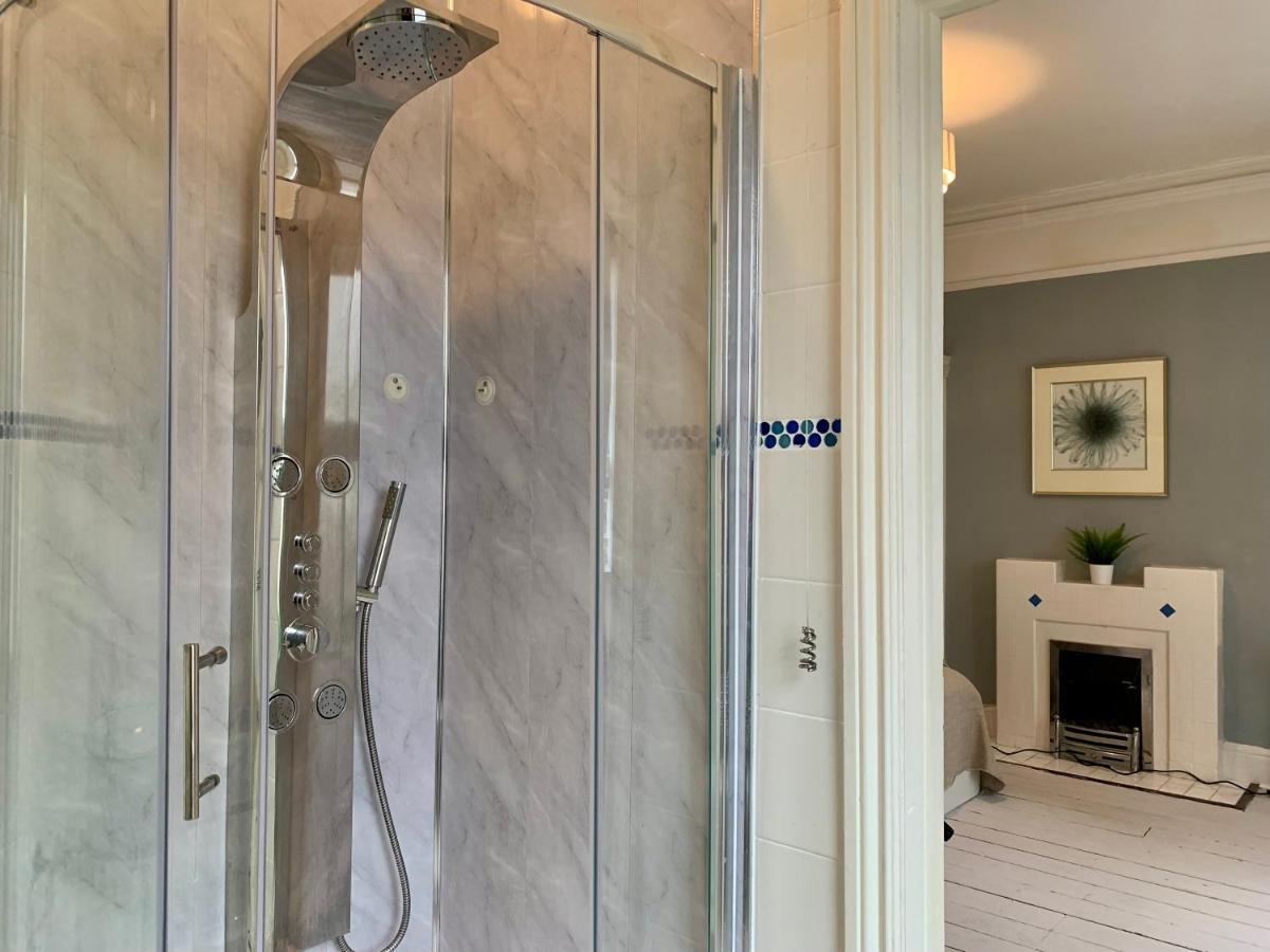 Somerford Place - 6 Beds - Sleeps 12 - Parks 2-3 Cars/Vans Willenhall Exteriör bild