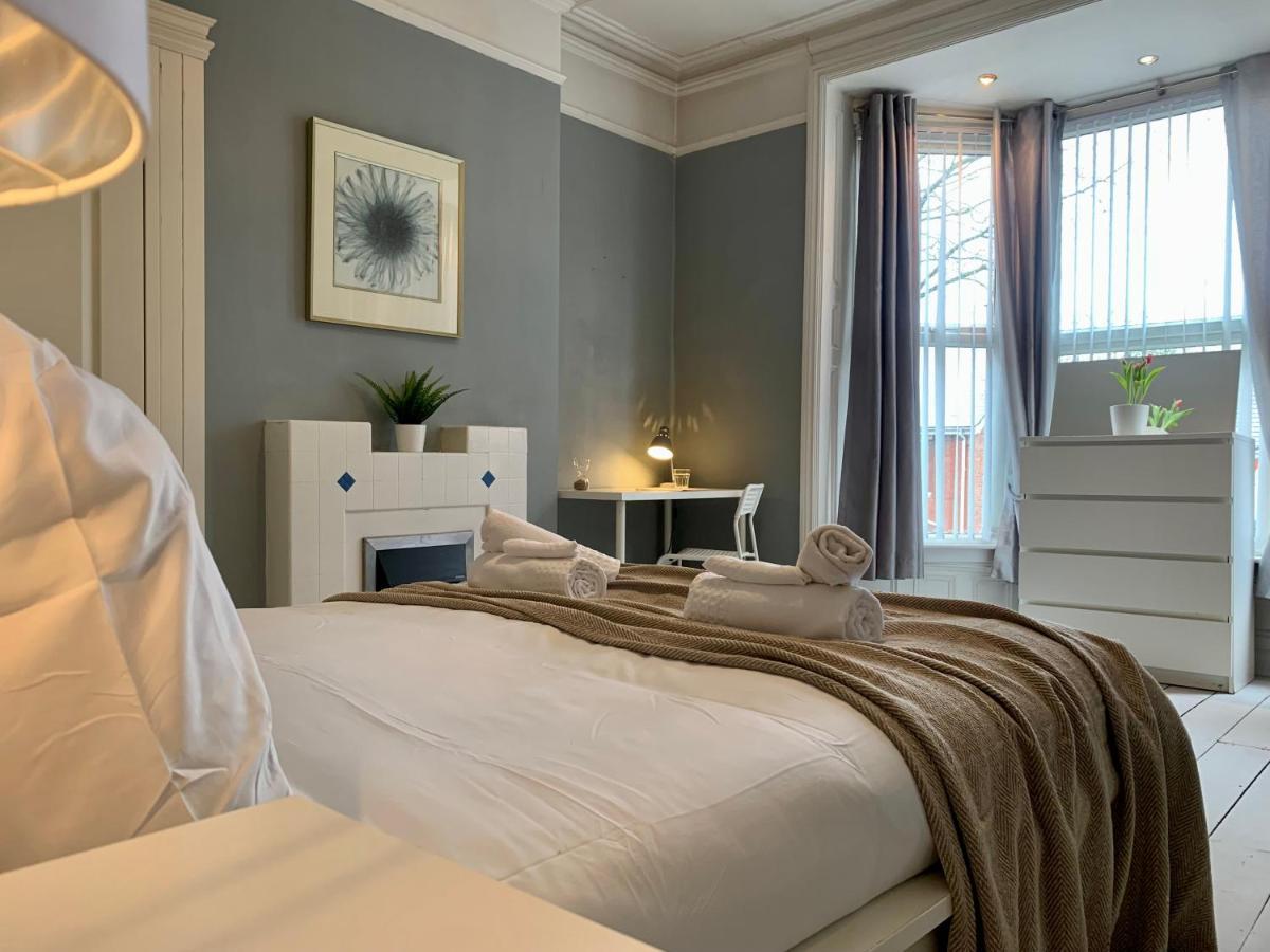 Somerford Place - 6 Beds - Sleeps 12 - Parks 2-3 Cars/Vans Willenhall Exteriör bild