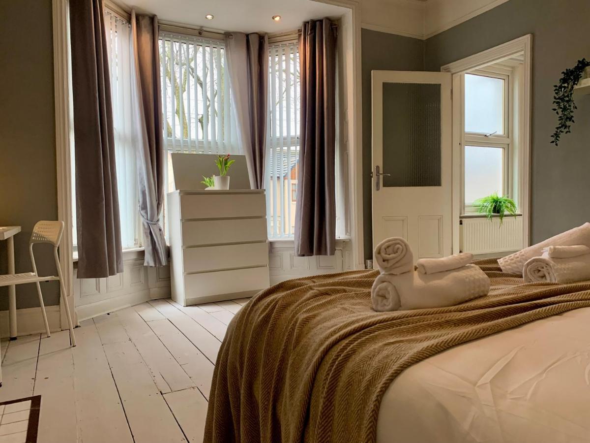 Somerford Place - 6 Beds - Sleeps 12 - Parks 2-3 Cars/Vans Willenhall Exteriör bild