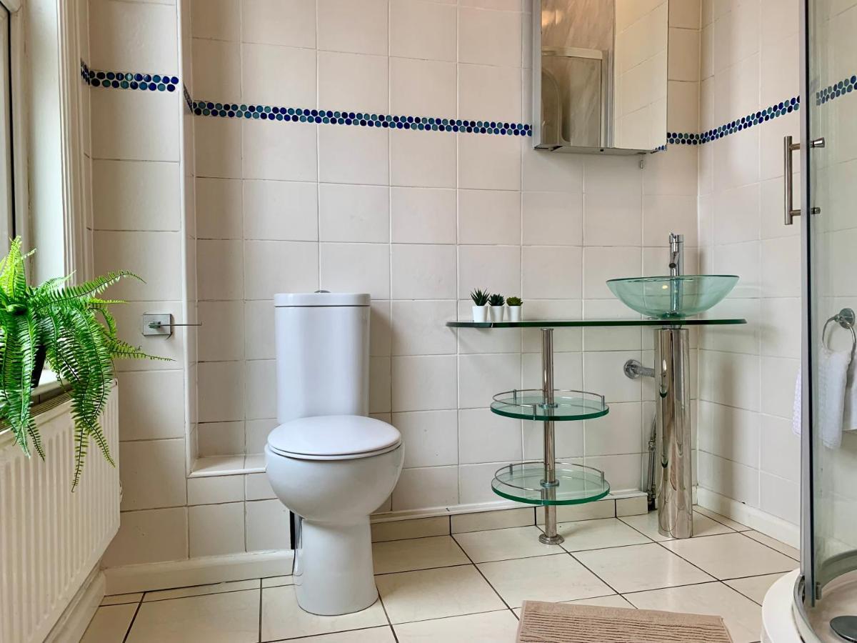 Somerford Place - 6 Beds - Sleeps 12 - Parks 2-3 Cars/Vans Willenhall Exteriör bild