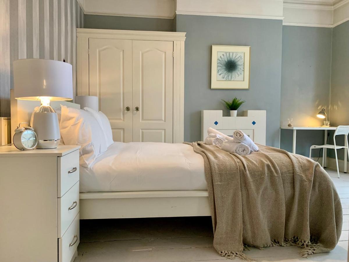 Somerford Place - 6 Beds - Sleeps 12 - Parks 2-3 Cars/Vans Willenhall Exteriör bild