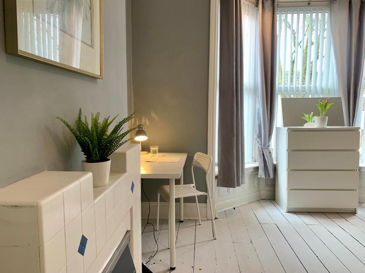 Somerford Place - 6 Beds - Sleeps 12 - Parks 2-3 Cars/Vans Willenhall Exteriör bild