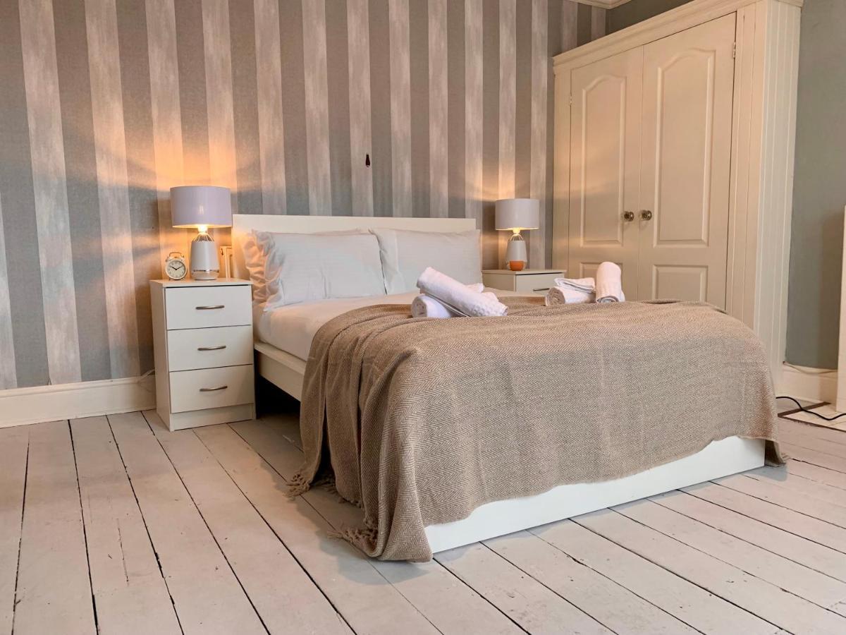 Somerford Place - 6 Beds - Sleeps 12 - Parks 2-3 Cars/Vans Willenhall Exteriör bild