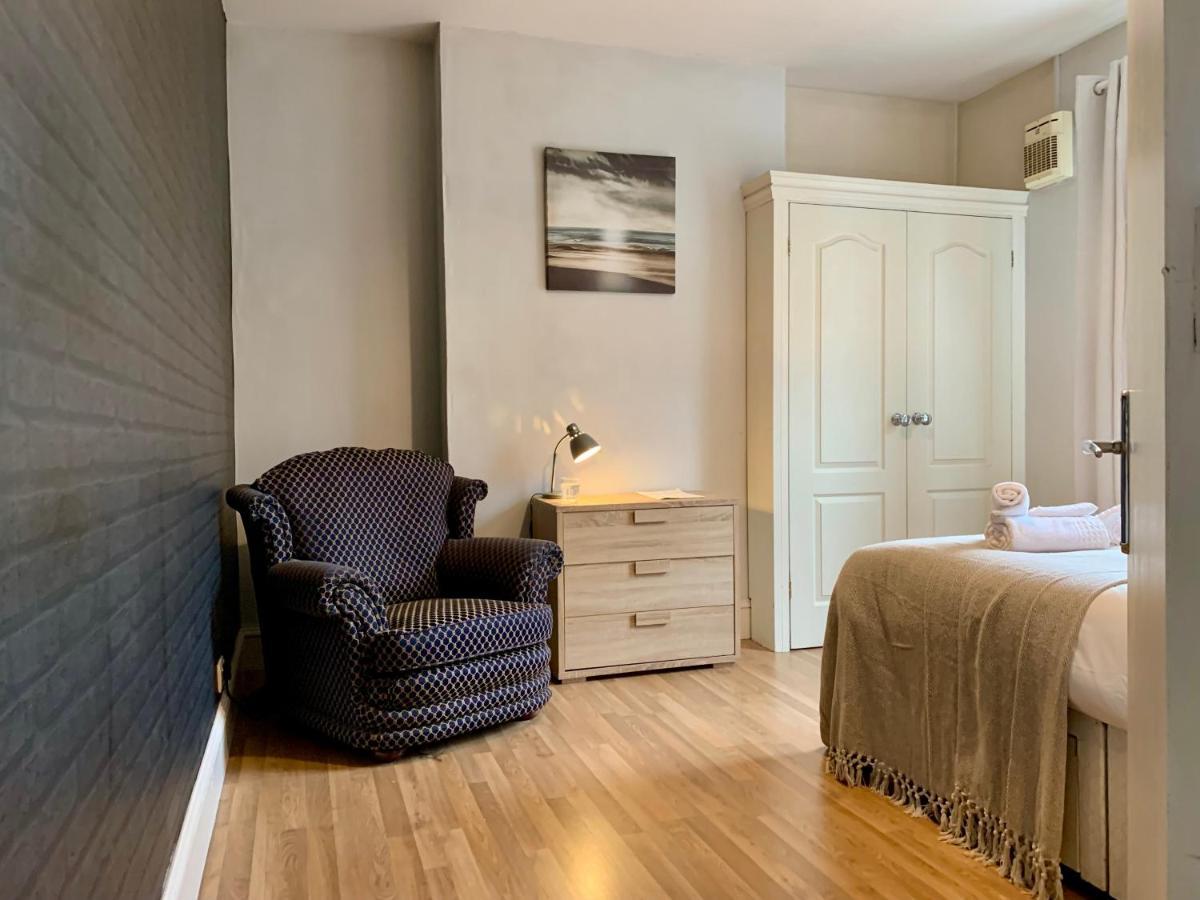 Somerford Place - 6 Beds - Sleeps 12 - Parks 2-3 Cars/Vans Willenhall Exteriör bild