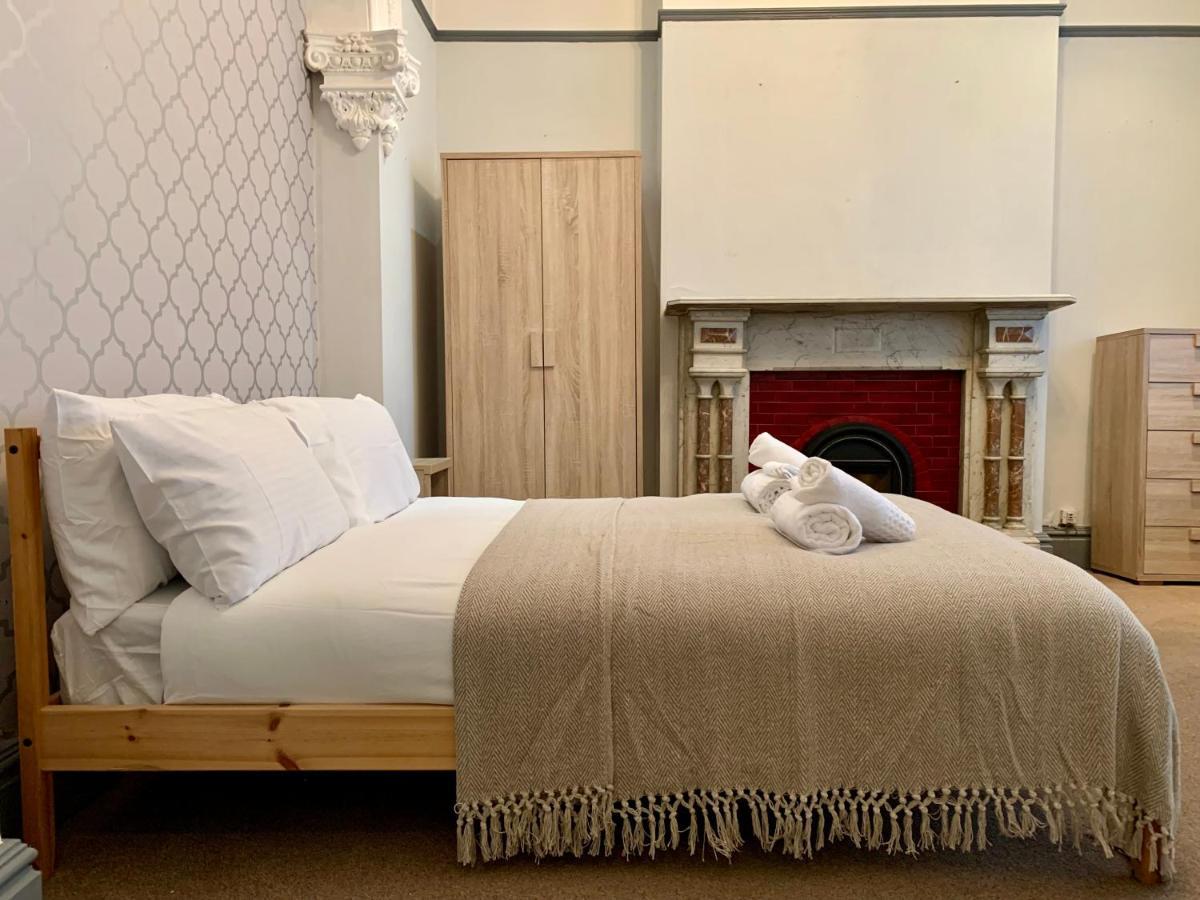 Somerford Place - 6 Beds - Sleeps 12 - Parks 2-3 Cars/Vans Willenhall Exteriör bild