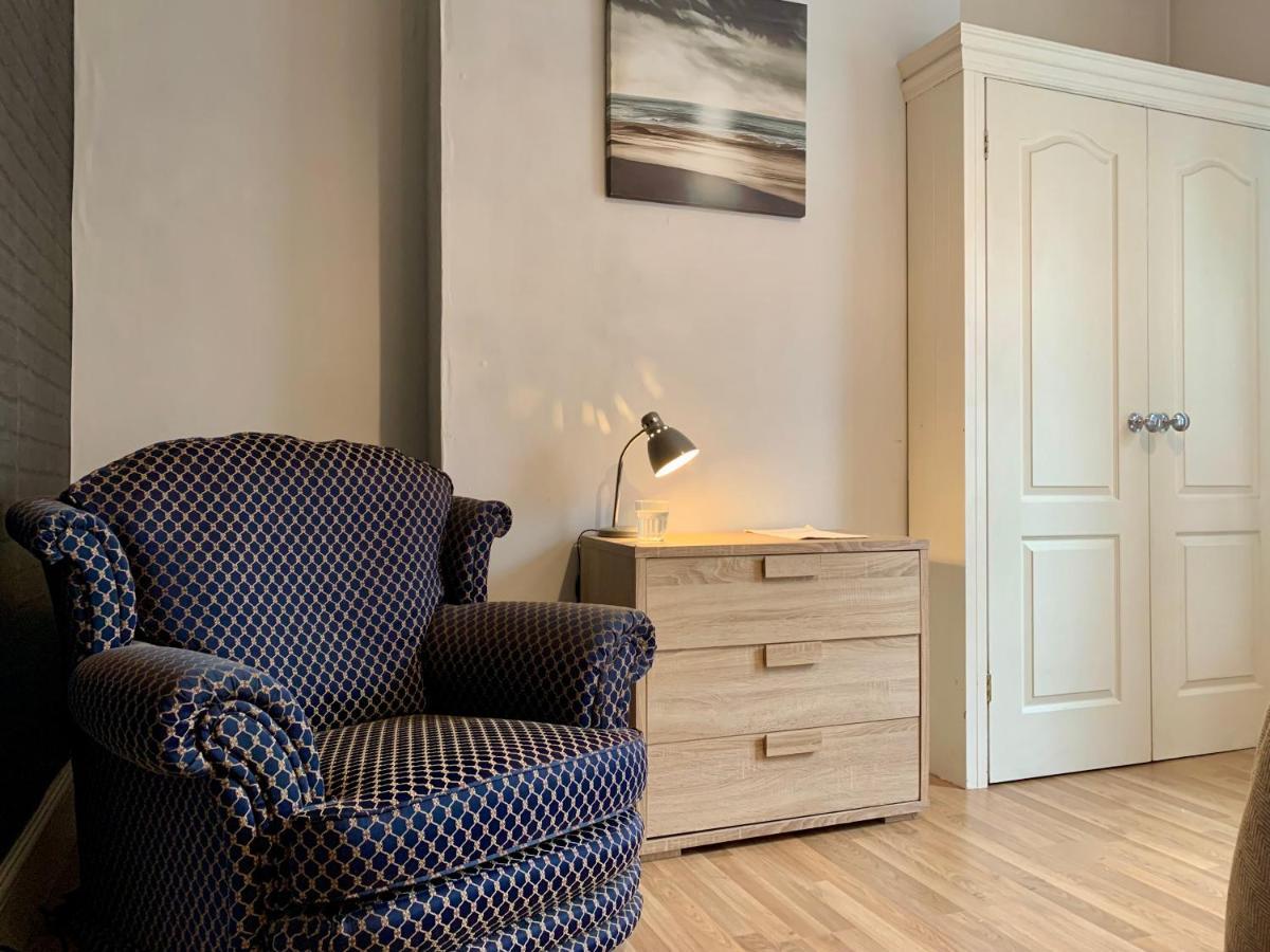 Somerford Place - 6 Beds - Sleeps 12 - Parks 2-3 Cars/Vans Willenhall Exteriör bild