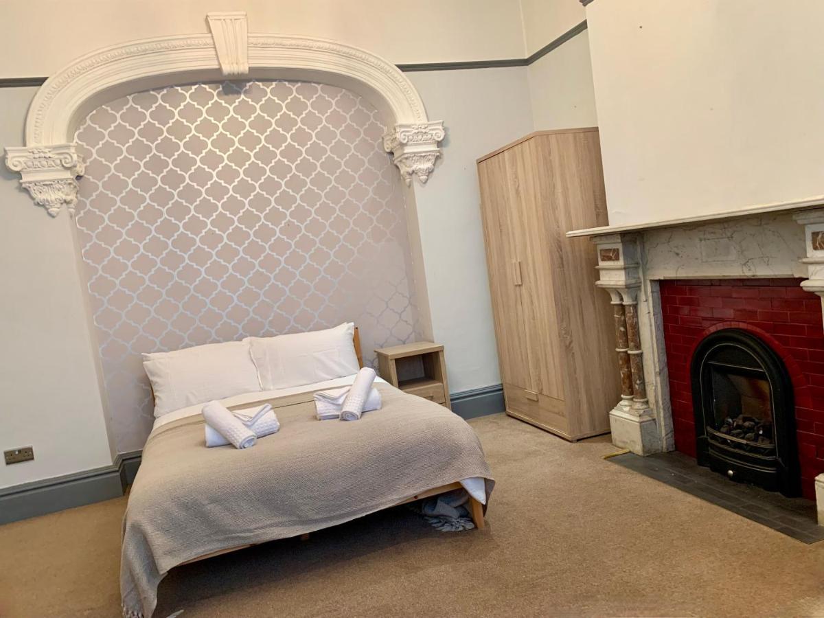 Somerford Place - 6 Beds - Sleeps 12 - Parks 2-3 Cars/Vans Willenhall Exteriör bild