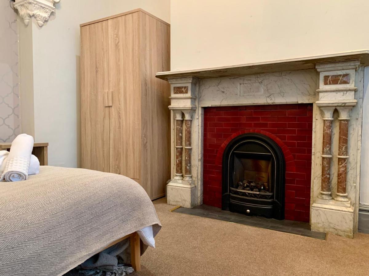 Somerford Place - 6 Beds - Sleeps 12 - Parks 2-3 Cars/Vans Willenhall Exteriör bild