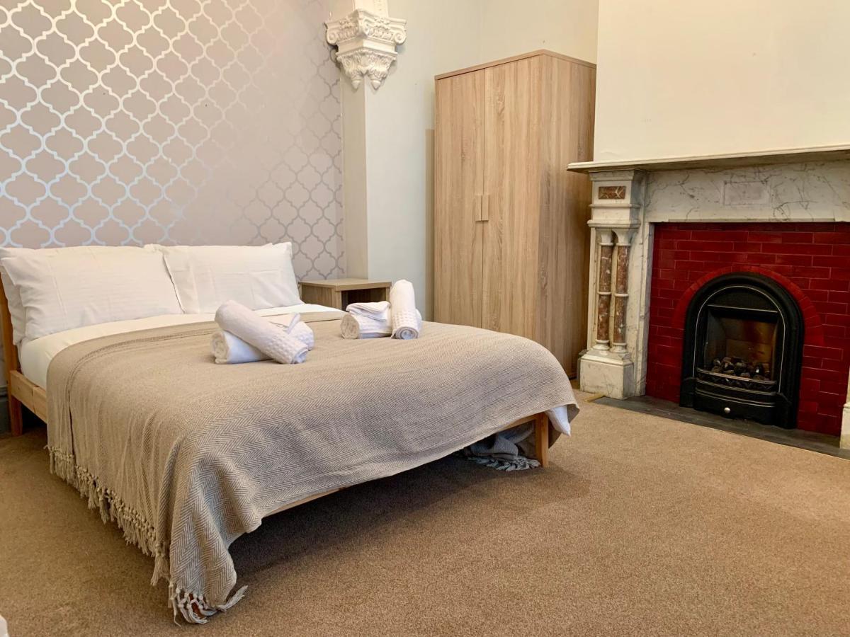 Somerford Place - 6 Beds - Sleeps 12 - Parks 2-3 Cars/Vans Willenhall Exteriör bild
