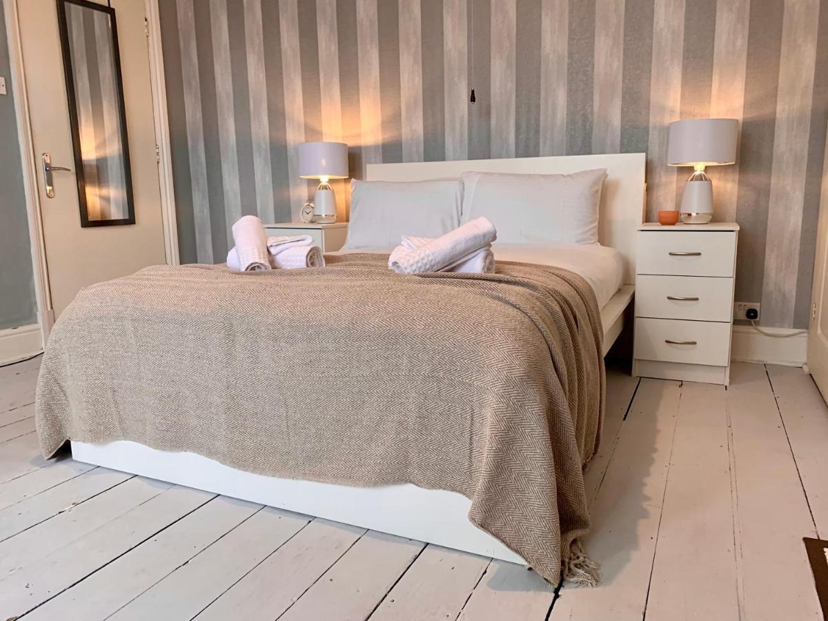 Somerford Place - 6 Beds - Sleeps 12 - Parks 2-3 Cars/Vans Willenhall Exteriör bild