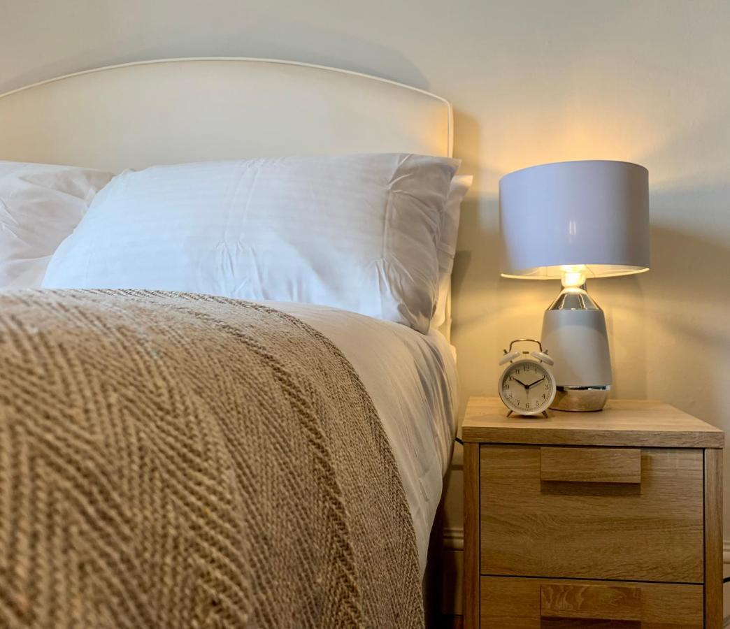 Somerford Place - 6 Beds - Sleeps 12 - Parks 2-3 Cars/Vans Willenhall Exteriör bild