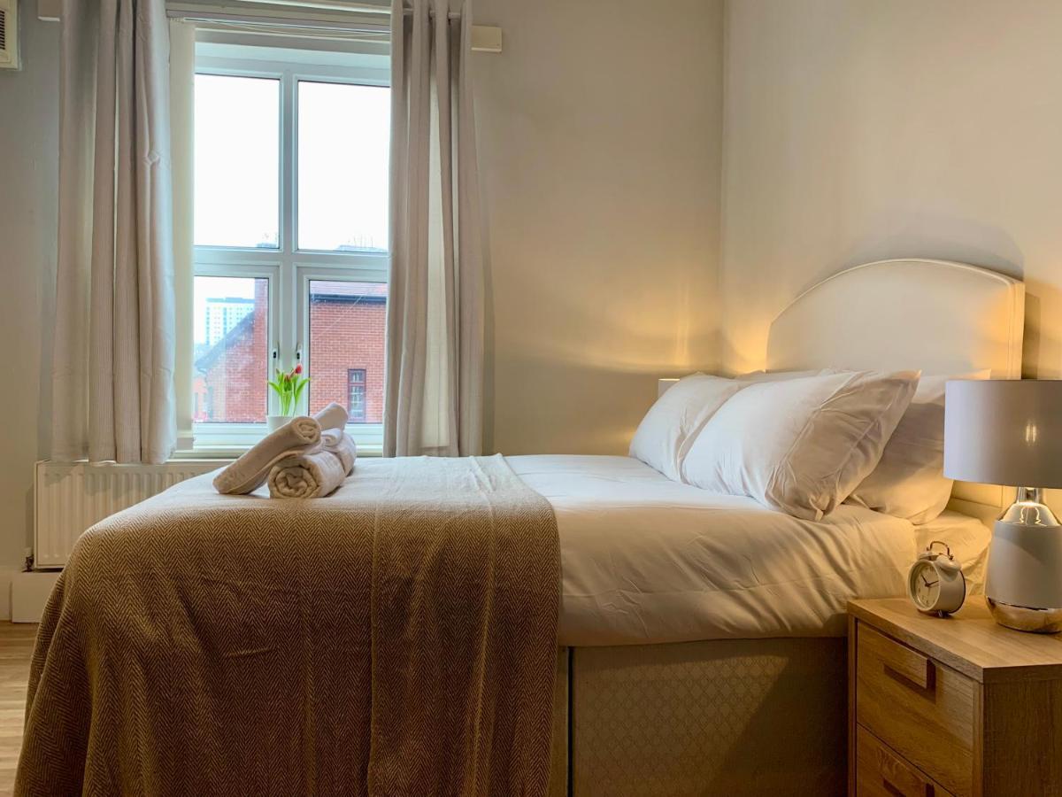 Somerford Place - 6 Beds - Sleeps 12 - Parks 2-3 Cars/Vans Willenhall Exteriör bild