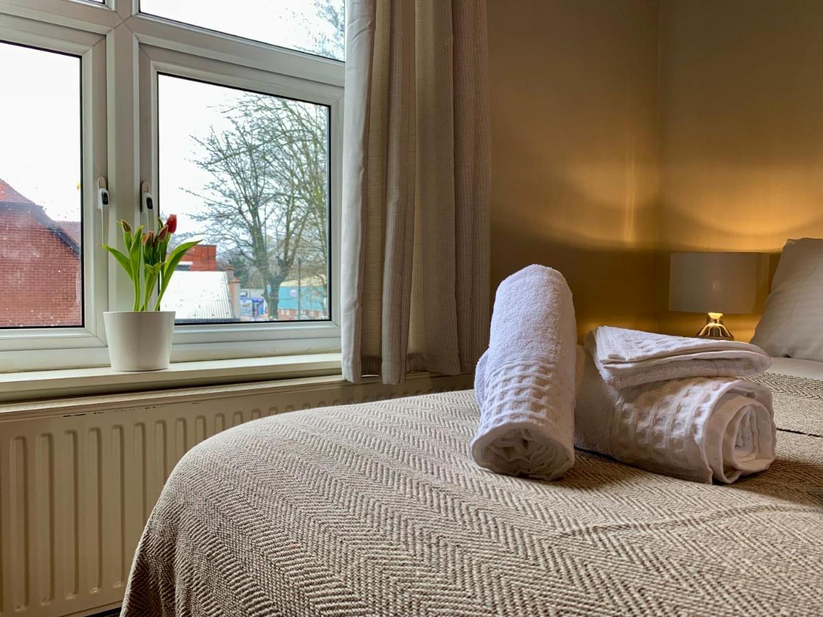 Somerford Place - 6 Beds - Sleeps 12 - Parks 2-3 Cars/Vans Willenhall Exteriör bild