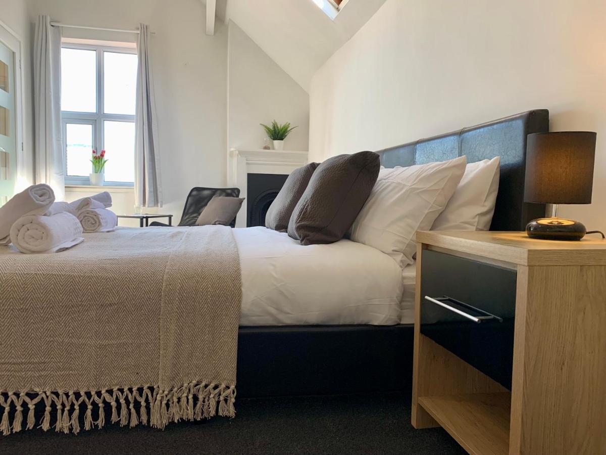 Somerford Place - 6 Beds - Sleeps 12 - Parks 2-3 Cars/Vans Willenhall Exteriör bild