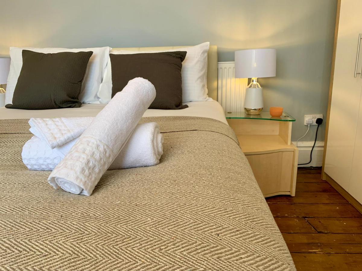 Somerford Place - 6 Beds - Sleeps 12 - Parks 2-3 Cars/Vans Willenhall Exteriör bild