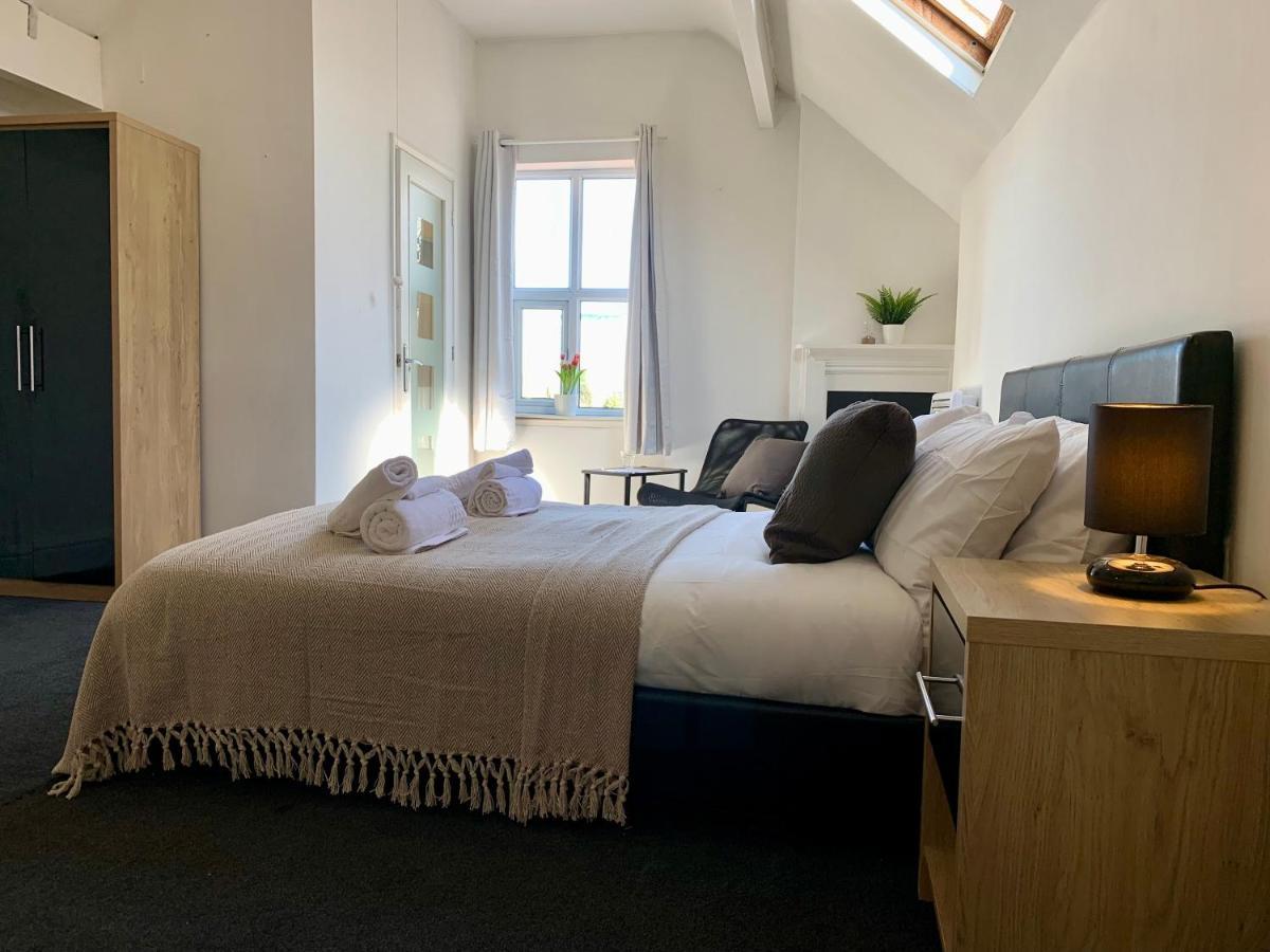 Somerford Place - 6 Beds - Sleeps 12 - Parks 2-3 Cars/Vans Willenhall Exteriör bild