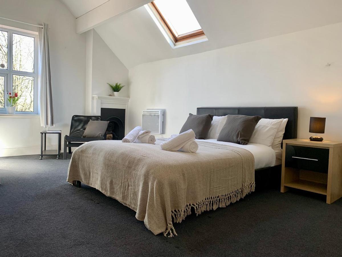 Somerford Place - 6 Beds - Sleeps 12 - Parks 2-3 Cars/Vans Willenhall Exteriör bild