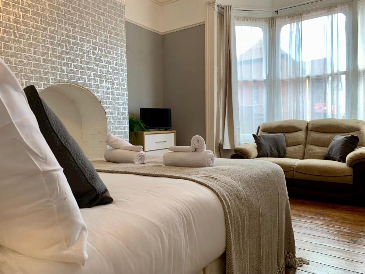Somerford Place - 6 Beds - Sleeps 12 - Parks 2-3 Cars/Vans Willenhall Exteriör bild